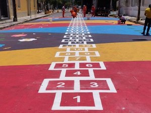 Jogo de amarelinha gigante com 400 quadradinhos é instalado em Fortaleza