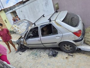 [Vídeo] Após ser denunciado por som alto, homem se vinga ateando fogo no carro do vizinho