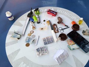 Homem é preso suspeito de tráfico de drogas na Praça da Faculdade, em Maceió