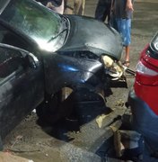 Carro perde controle e bate em veículo estacionado no Bosque das Arapiracas