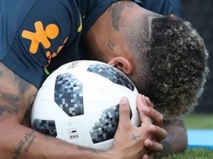 'Nunca quis tanto ser uma bola', diz Bruna Marquezine em foto de Neymar