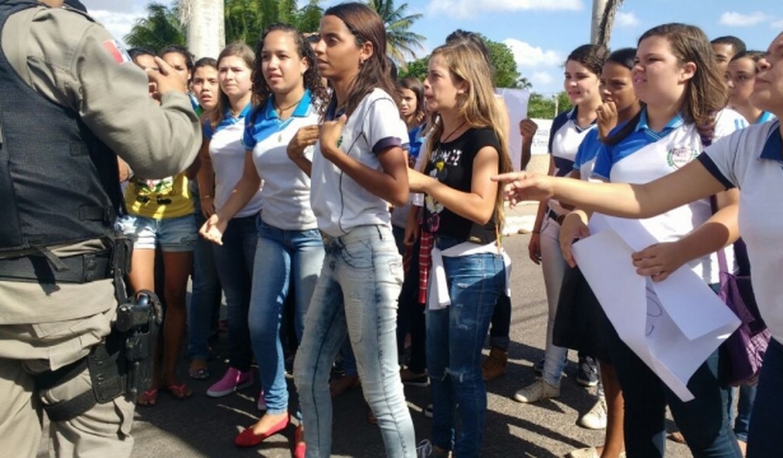 Estudantes fazem manifestação em Arapiraca contra ocupações de escolas