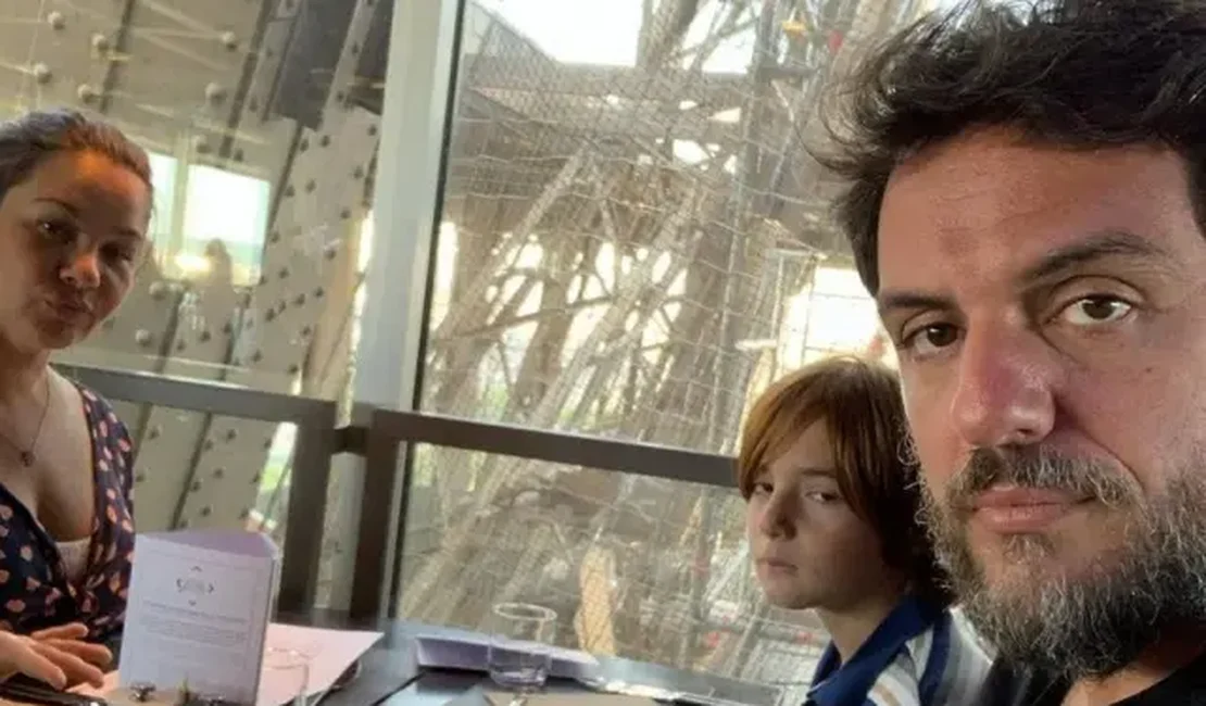 Rodrigo Lombardi e família se decepcionam com vista dentro da Torre Eiffel