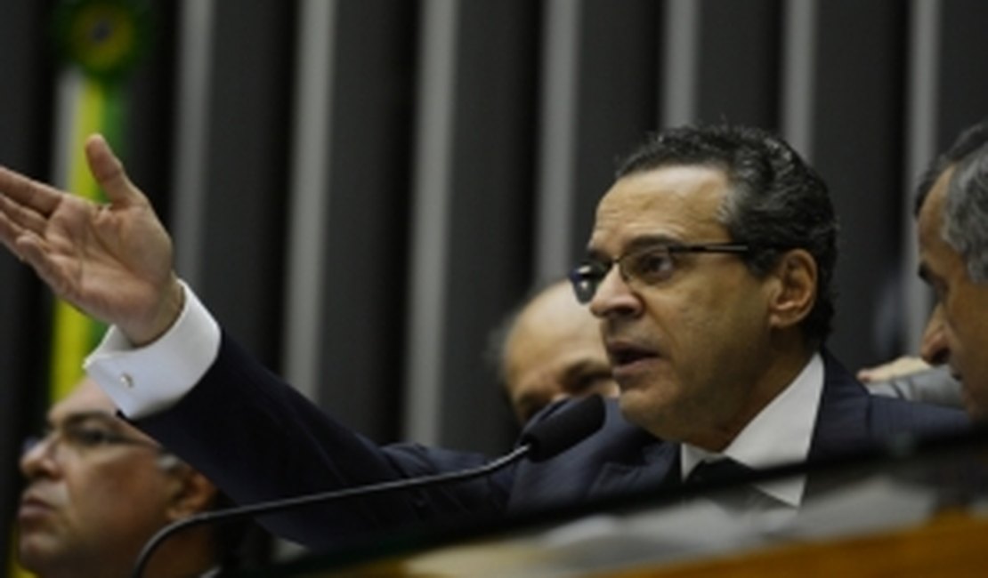 Congresso pode não entrar em recesso, diz Henrique Alves