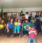 Grupo Ricardo Barreto visita Apae e distribui brindes da Copa