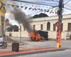 [Vídeo] Carro pega fogo no Centro de Sao Luiz do Quitunde