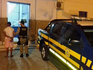 PRF recupera moto roubada, apreende anfetamina e prende condutor embriagado