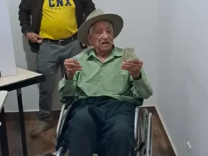 Eleitor de 107 anos viaja 70 km para votar em MG: 'Obrigação de todos'