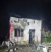 Residência fica completamente destruída em incêndio registrado no bairro do Prado, em Maceió