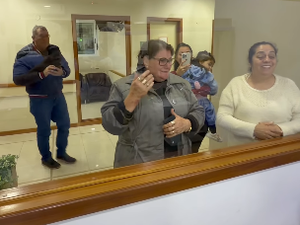 Avó desmaia de emoção ao conhecer o neto pela primeira vez
