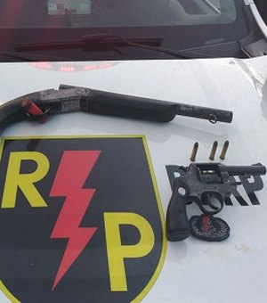 Pai e filho são presos com três armas de fogo no Litoral Norte de Maceió
