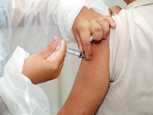 Dose de reforço contra Covid: Penedo vacina profissionais de saúde e reduz idade para idosos