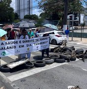 Em greve, trabalhadores do Veredas voltam a bloquear parte da Av. Fernandes Lima