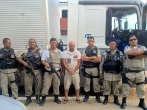Polícia recupera carreta com dois mil pneus roubada por quadrilha na BR-101