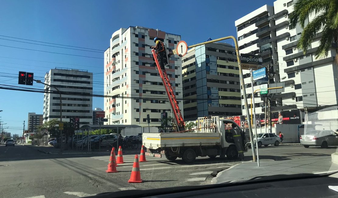 População reclama de semáforo apagado no bairro da Ponta Verde