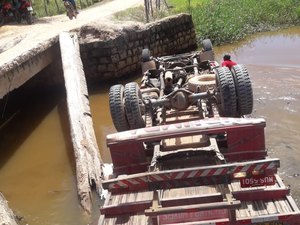 Caminhão cai de ponte de madeira na zona rural de Maragogi