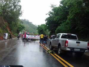 Protestos bloqueiam rodovia federal em Alagoas