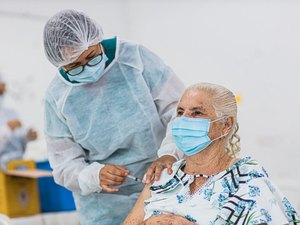 Emoção marca vacinação de idosos a partir dos 75 anos em Arapiraca