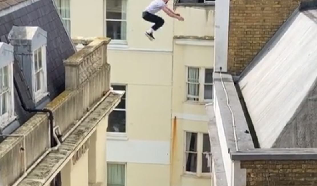 Homem pula sem proteção entre prédios de cinco andares e vídeo viraliza