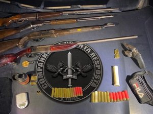 Acusado de homicídio é preso com arsenal de espingardas em Japaratinga