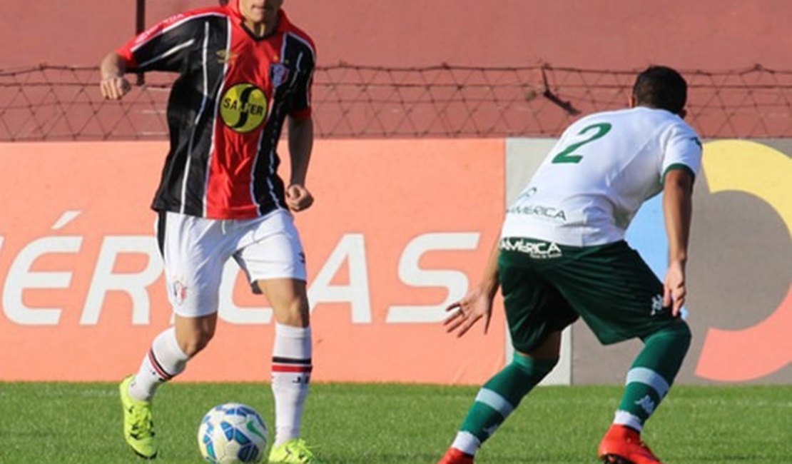 Jogador do Joinville que desmaiou em campo recebe alta após exames