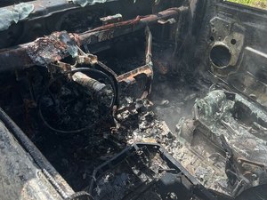Incêndio destrói veículo no Benedito Bentes em Maceió