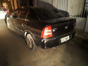 Suspeitos trocam tiros com a PM, caem com carro em ribanceira, um é preso e outro morre
