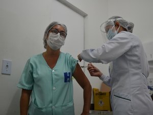 Mais de 33 mil doses da vacina contra a Covid-19 já foram aplicadas em AL