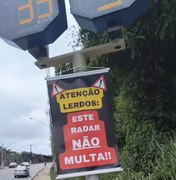 Banner que chamava motoristas de lerdos é retirado de radar, em Maceió