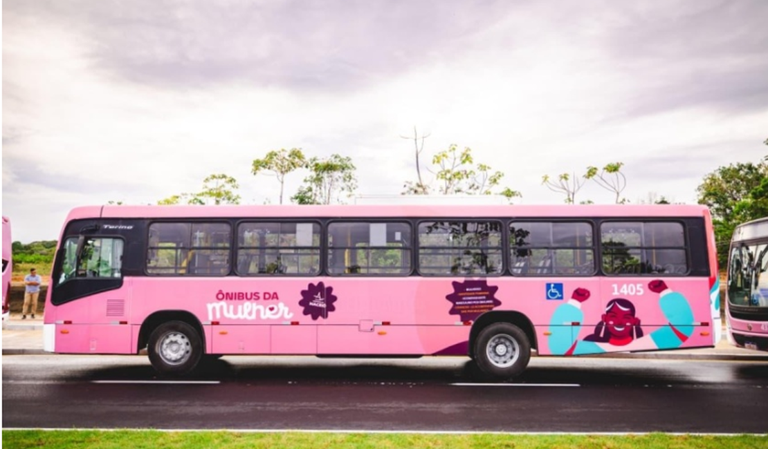 Mulher trans é barrada em ônibus feminino mesmo após mostrar identificação