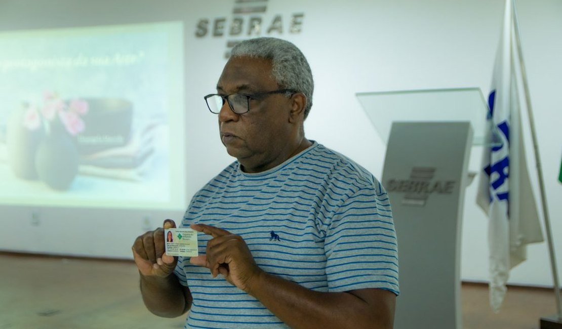 Artesãos de Arapiraca recebem carteira nacional da categoria