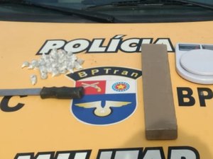 Homens são presos com drogas e balança de precisão em Maceió 