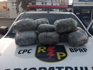 PM aborda carro suspeito e prende dupla com 12kg de maconha em Maceió