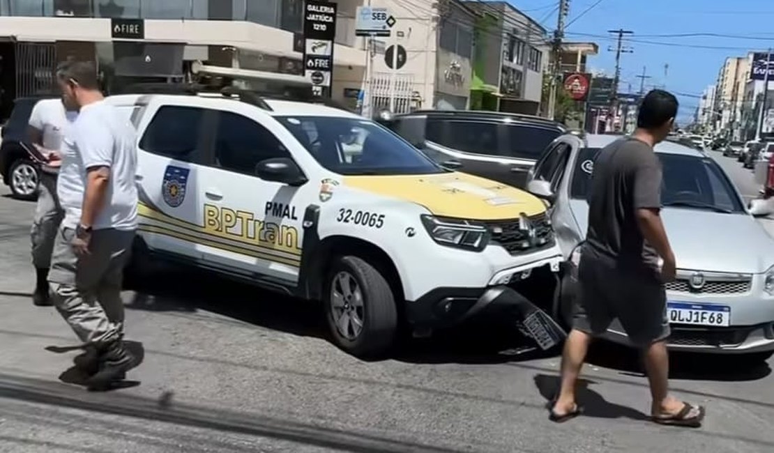 Viatura do BPTran se envolve em acidente no bairro da Jatiúca em Maceió