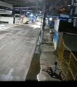 [Vídeo] Homem invade lava-jato e comete furto no bairro da Pajuçara, em Maceió