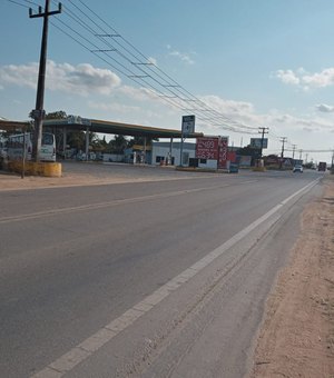 Motorista causa acidente e deixa ocupantes de moto feridos no trevo para Feira Grande