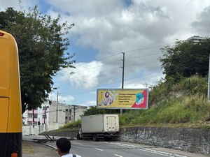 [Vídeo] Caminhão colide com poste e deixa trecho da Avenida Leste-Oeste com trânsito lento