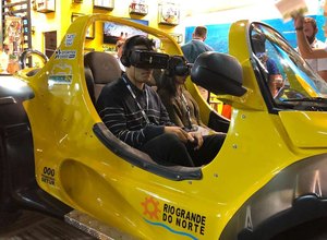 Óculos de realidade virtual viram febre em feira de turismo