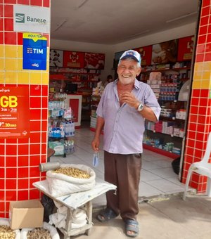 Após perder posses, idoso encontra alegria vendendo amendoim em Arapiraca: 'Só paro quando morrer'