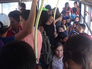 Vídeo mostra superlotação do transporte escolar e prefeito promete solucionar problema