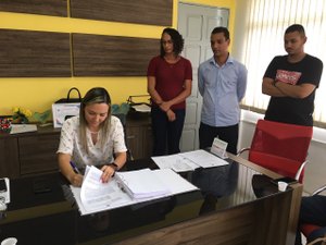 Prefeita de São Luís do Quitunde assina contrato para realizar concurso público