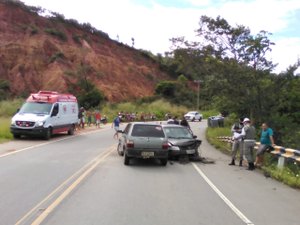 Carro invade pista contrária e colide com dois veículos  na AL-101/Norte