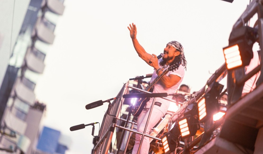 Bell Marques comanda arrastão na orla marítima no primeiro dia do ano em Maceió