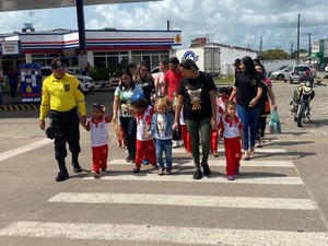 SMTT Penedo realiza ações educativas sobre trânsito para crianças e adultos