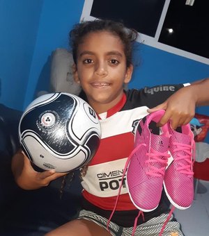 Menina que sonha em ser atleta viraliza em desabafo sobre preconceito por jogar futebol