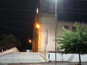 O rezador que mija na calçada da igreja