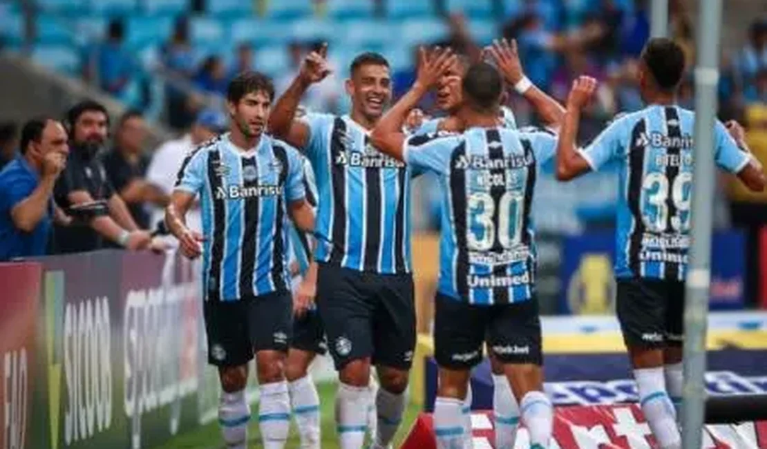 Diego Souza passa Renato Gaúcho na artilharia do Grêmio e brinca: 'Papai vai receber mensagem'