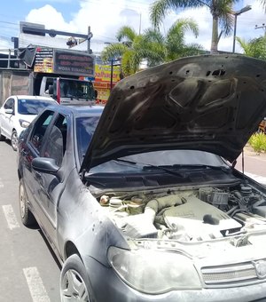 [Vídeo] Carro pega fogo no Centro de Arapiraca
