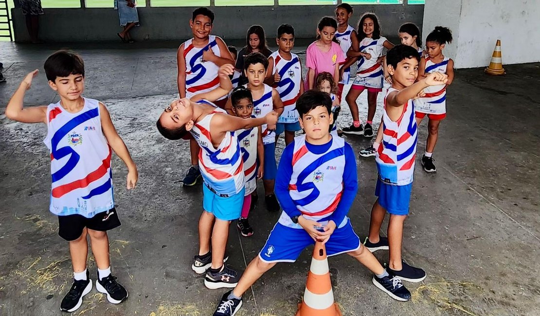 Escolinha de atletismo gratuita mobiliza crianças e agita as tardes no estádio Rei Pelé