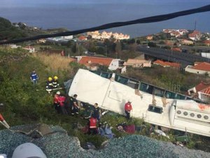 Acidente com ônibus turístico deixa 28 mortos em Portugal